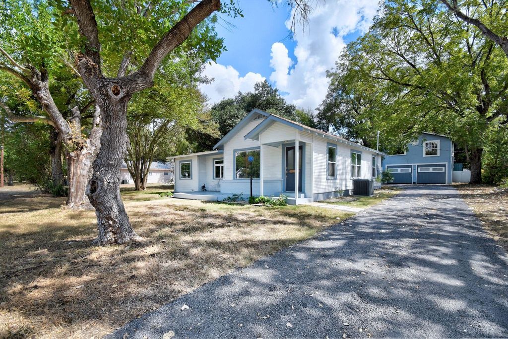 717 S Laurel Ave, Luling, TX 78648