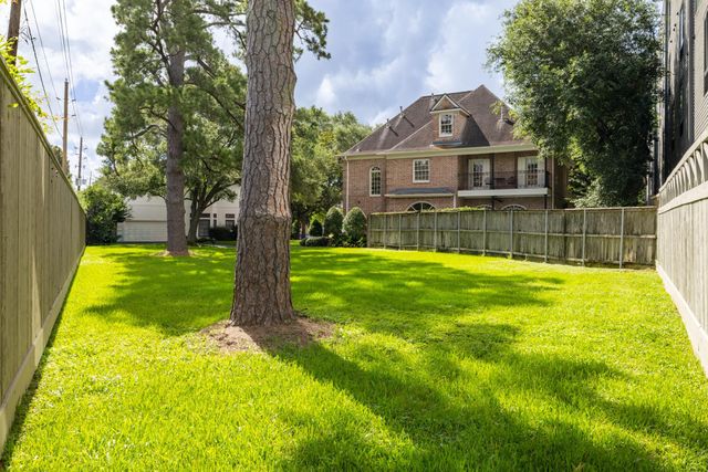 402 Prestwick Court, Houston, TX 77057