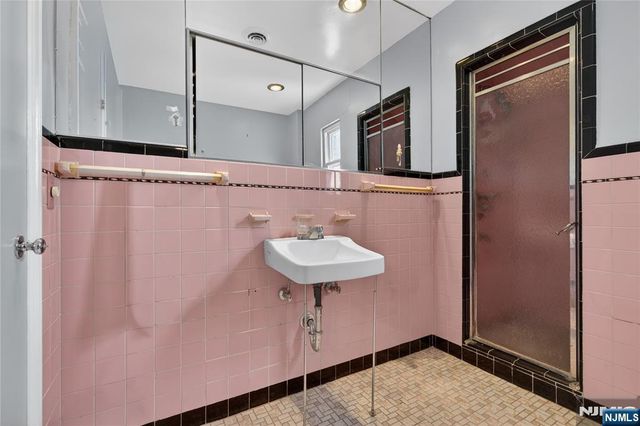 25 Cresthill Avenue, Clifton, NJ 07012