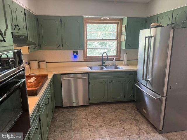 6040 HANNON DR, La Plata, MD 20646