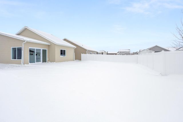 414 Westview Lane E, West Fargo, ND 58078