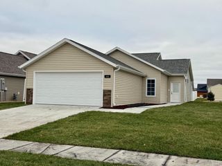414 Westview Lane E, West Fargo, ND 58078