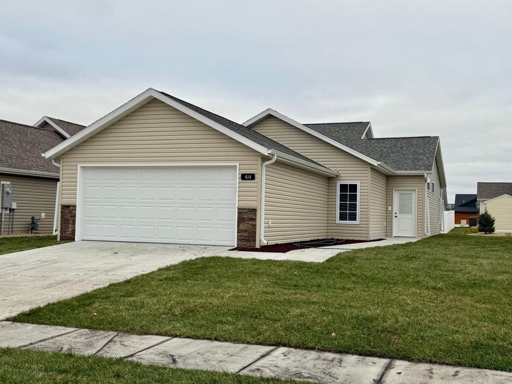 414 Westview Lane E, West Fargo, ND 58078