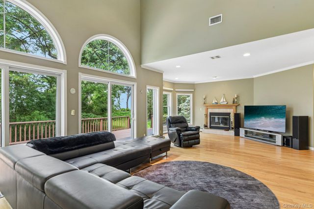 2 Penny Lane, Nissequogue, NY 11780