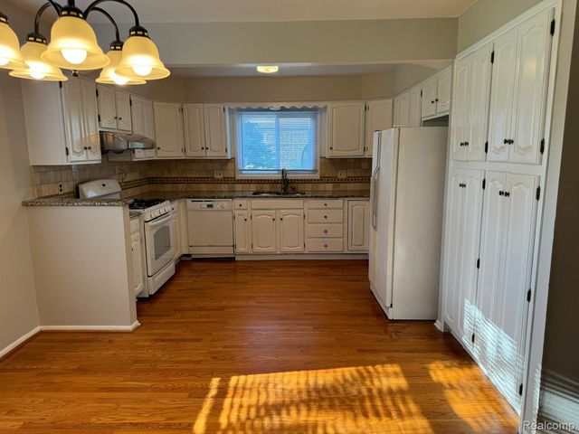 5028 Abington Drive, Troy, MI 48085