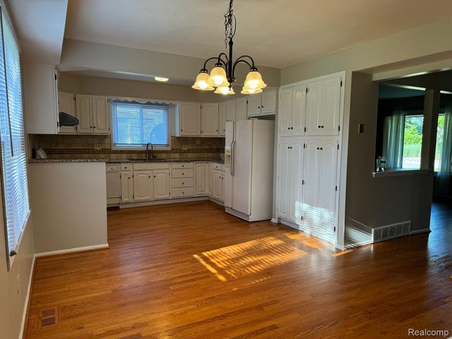 5028 Abington Drive, Troy, MI 48085