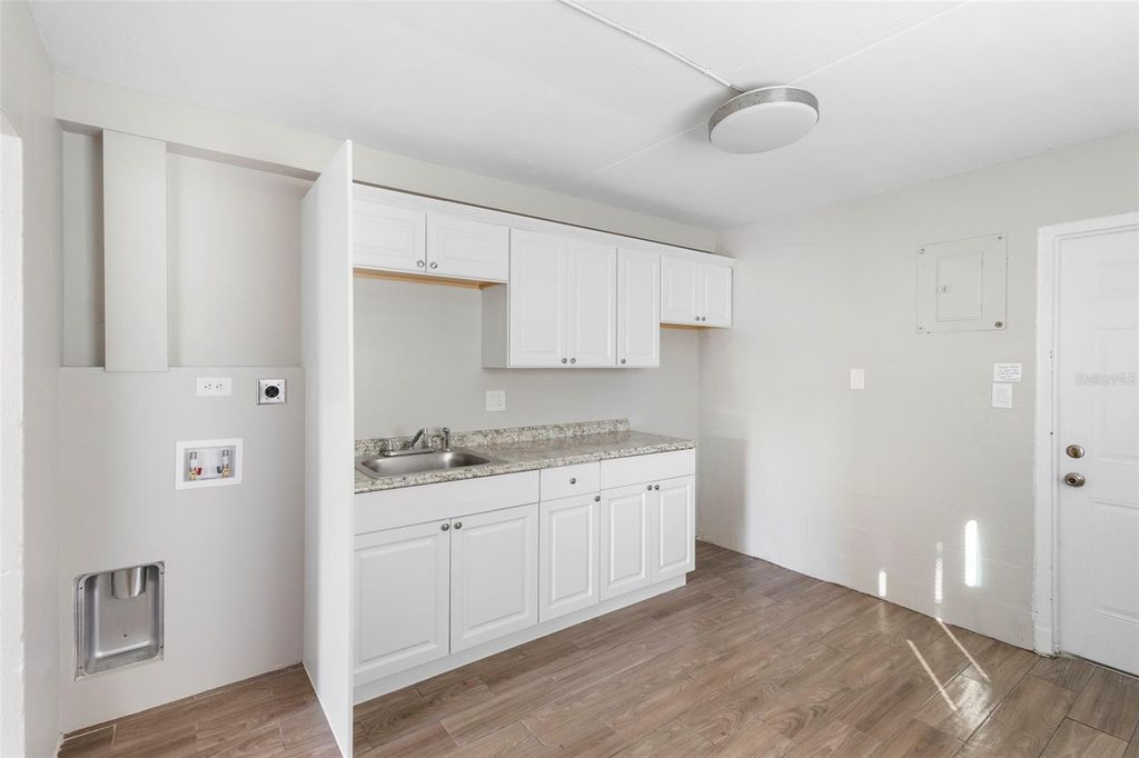 Image 6 of property listing at 901 COLYER STREET, Orlando, FL 32805