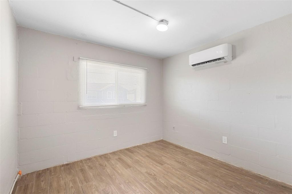 Image 10 of property listing at 901 COLYER STREET, Orlando, FL 32805