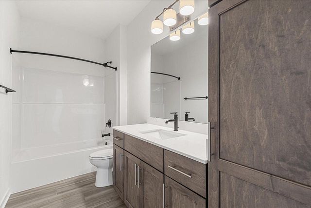 W251N2399 Valleyview CIRCLE, Pewaukee, WI 53072