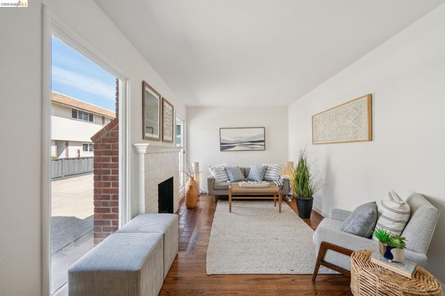 3241 Briggs Ave, Alameda, CA 94501