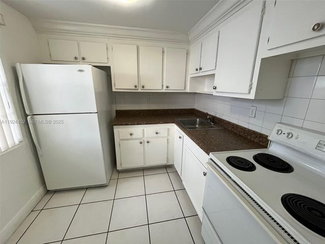 9460 Fontainebleau Blvd 533, Miami, FL 33172