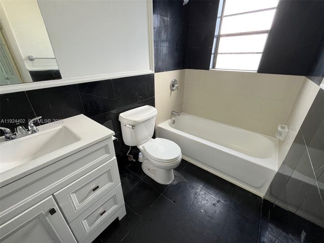 9460 Fontainebleau Blvd 533, Miami, FL 33172