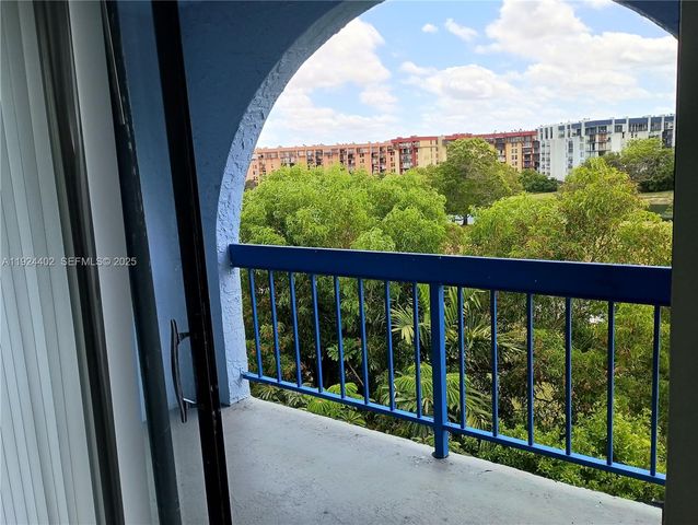 9460 Fontainebleau Blvd 533, Miami, FL 33172