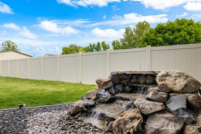 18119 N Fallspring Pl, Nampa, ID 83687