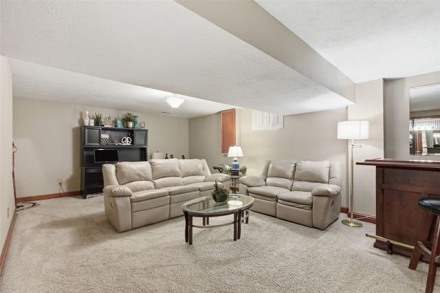 262 Hickory Heights Dr, South Fayette, PA 15017