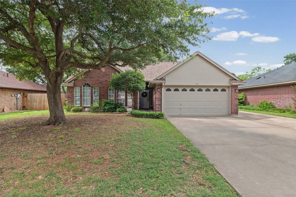 1517 Hayloft Lane, Granbury, TX 76048