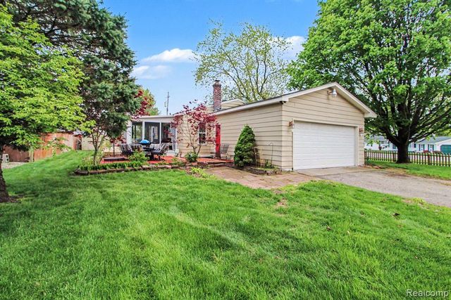 193 Mccatty Drive, White Lake, MI 48386