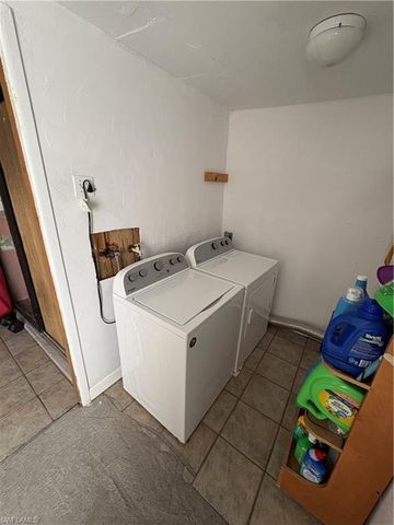 7582-7586 Carrier RD, Fort Myers, FL 33967
