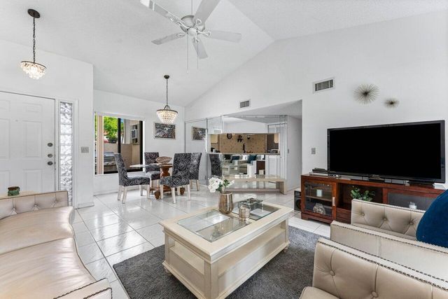 10 Via De Casas Sur 104, Boynton Beach, FL 33426