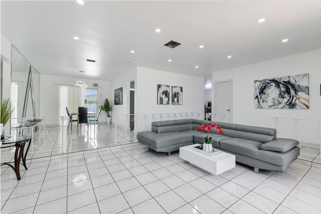 5400 W Park Rd, Hollywood, FL 33021