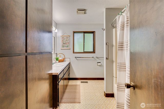 731 Carnine Road, Castle Rock, WA 98611