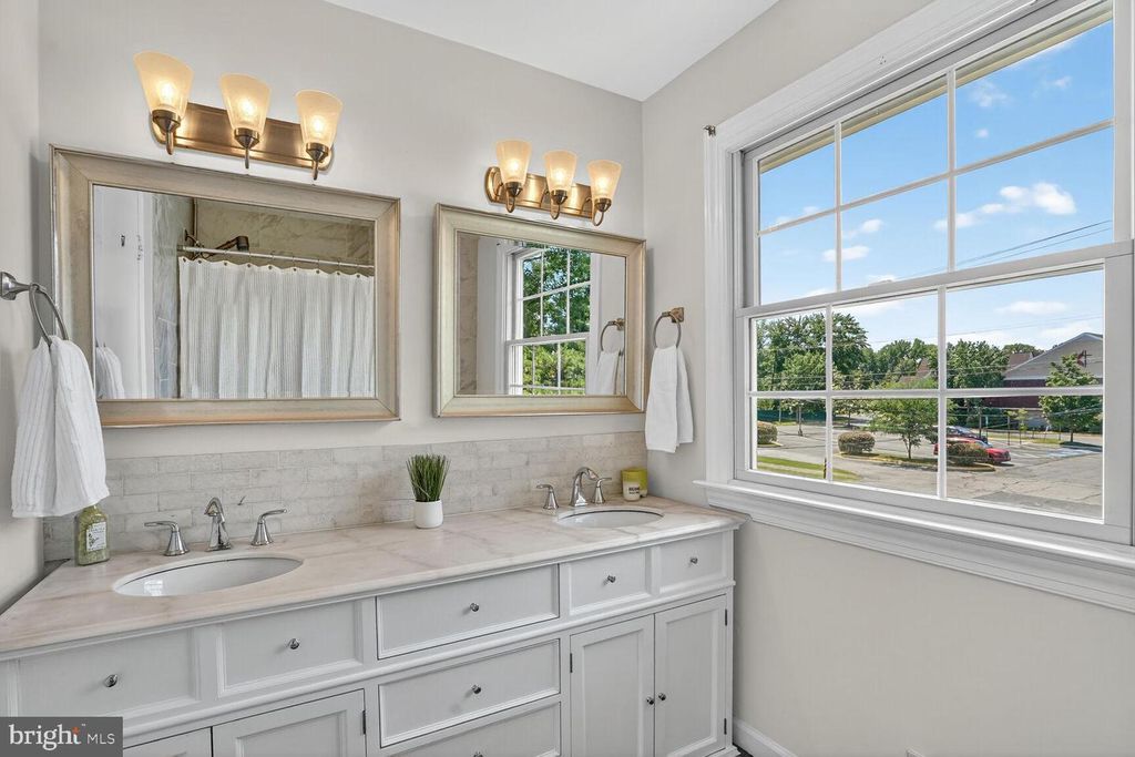8303 FORT HUNT RD, Alexandria, VA 22308