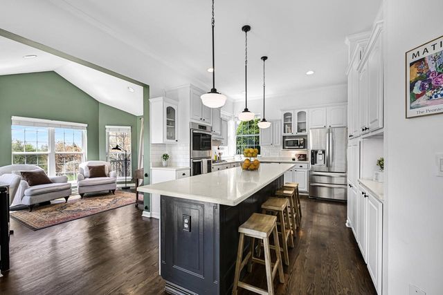 1100 Dana LANE, Waukesha, WI 53189