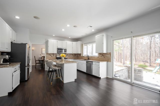 9 Redwood Court, Monroe, NJ 08831