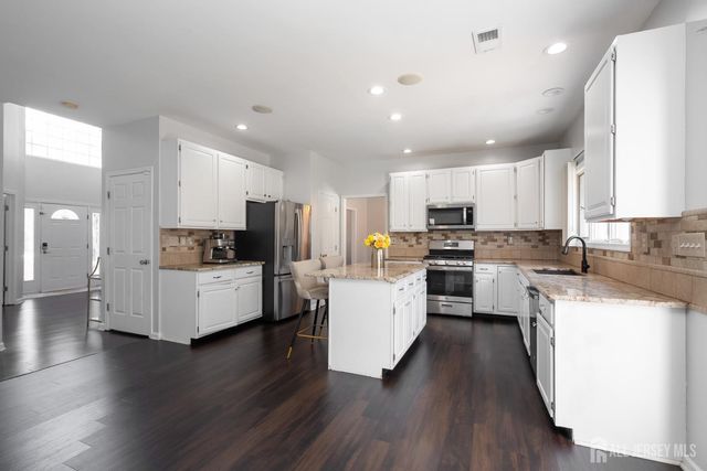 9 Redwood Court, Monroe, NJ 08831