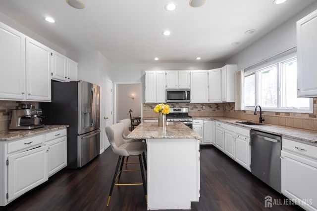 9 Redwood Court, Monroe, NJ 08831