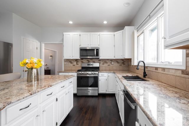 9 Redwood Court, Monroe, NJ 08831