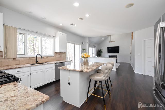 9 Redwood Court, Monroe, NJ 08831