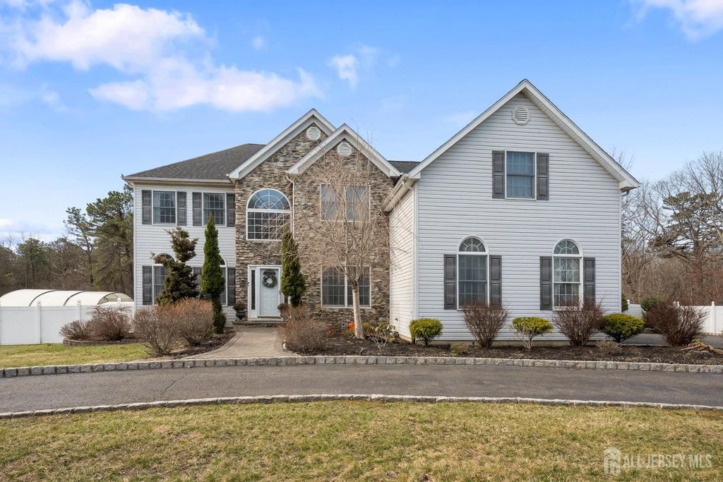 9 Redwood Court, Monroe, NJ 08831