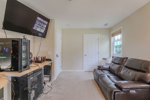 122 Ambrose St, Springfield, MA 01109