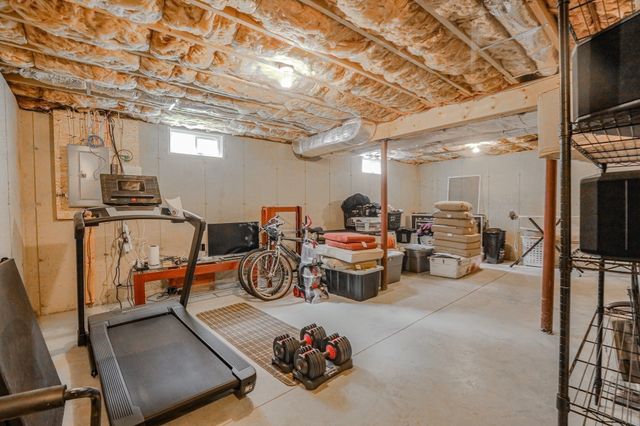 122 Ambrose St, Springfield, MA 01109