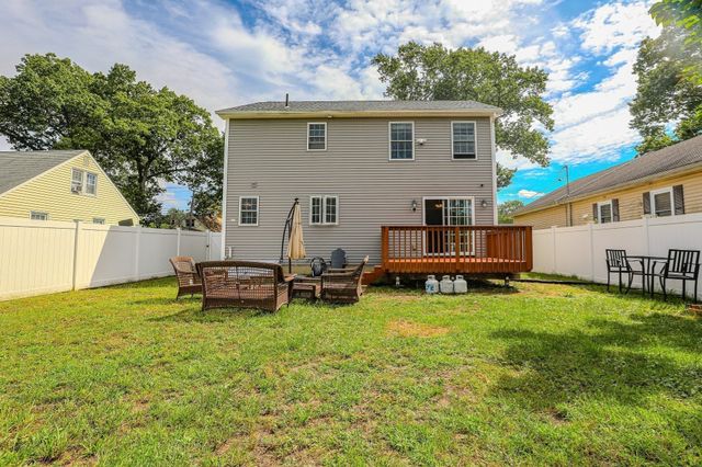 122 Ambrose St, Springfield, MA 01109