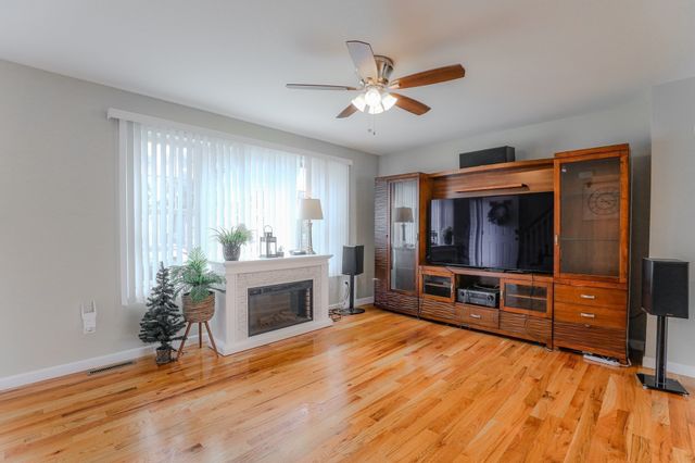 122 Ambrose St, Springfield, MA 01109