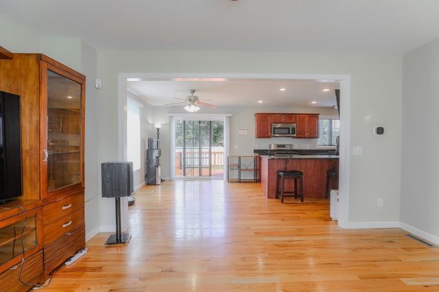 122 Ambrose St, Springfield, MA 01109