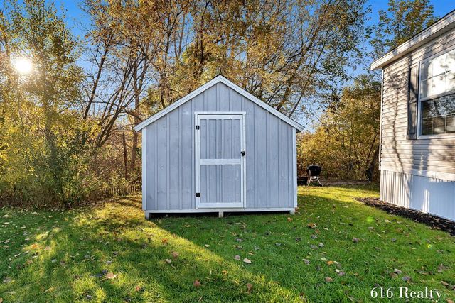 1412 Red Oak Lane, Belmont, MI 49306