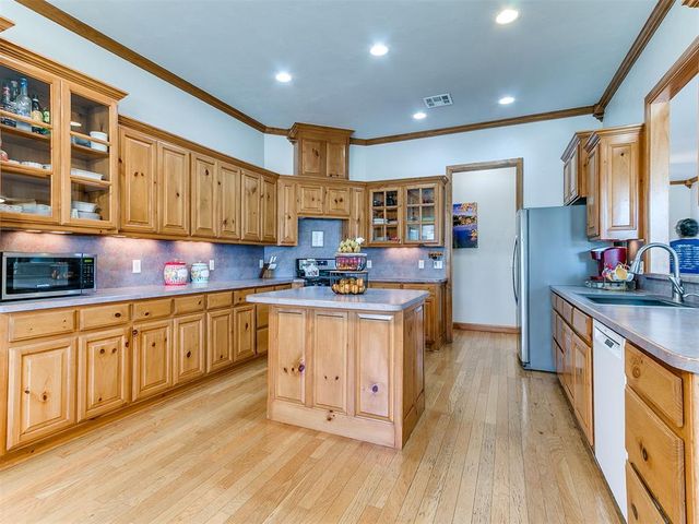 10712 Sundance Drive, Yukon, OK 73099