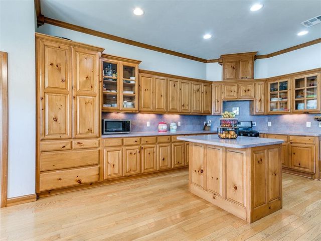 10712 Sundance Drive, Yukon, OK 73099
