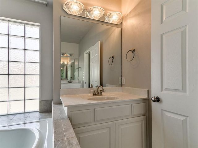 10712 Sundance Drive, Yukon, OK 73099
