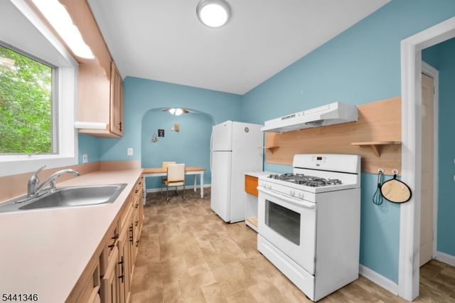 24 Lakeside Dr, Parsippany-troy Hills Twp., NJ 07005