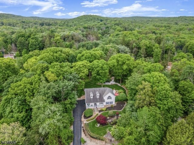 16 Bear Trl, West Milford Twp., NJ 07421