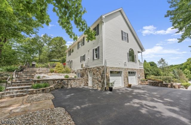 16 Bear Trl, West Milford Twp., NJ 07421