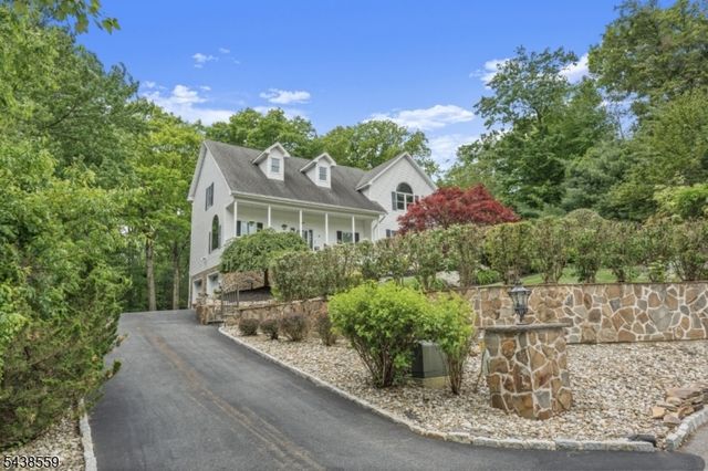 16 Bear Trl, West Milford Twp., NJ 07421