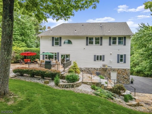 16 Bear Trl, West Milford Twp., NJ 07421