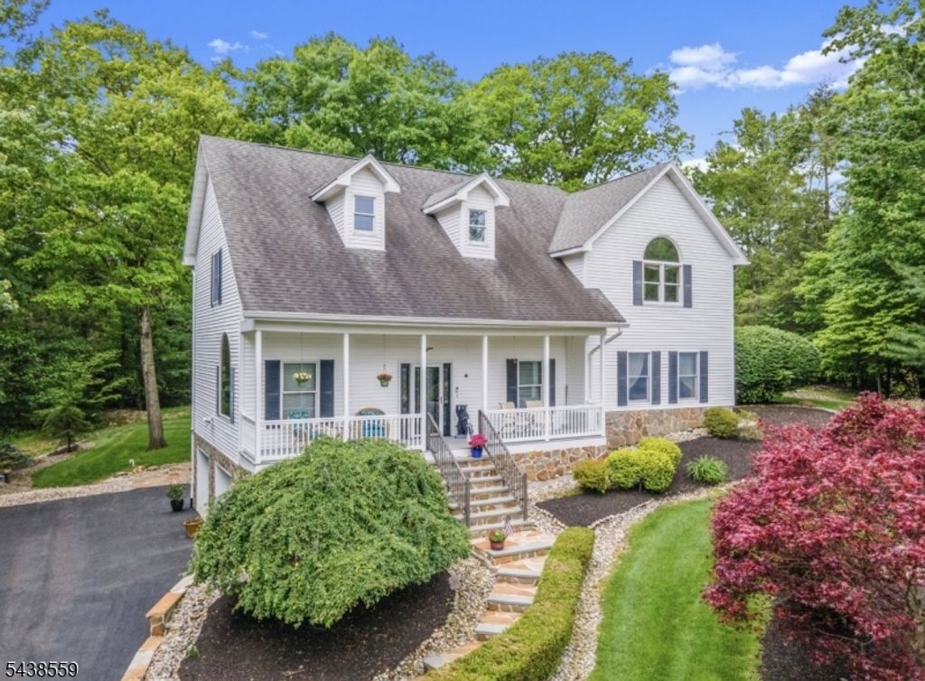16 Bear Trl, West Milford Twp., NJ 07421