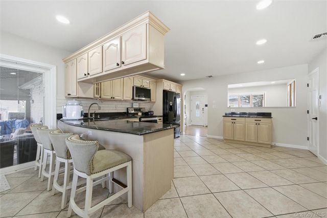 20 Newark Street, Lindenhurst, NY 11757