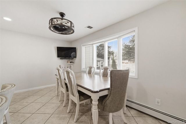 20 Newark Street, Lindenhurst, NY 11757